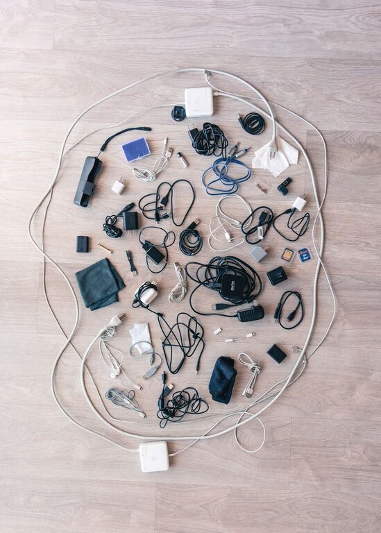 Cómo organizar cables y cargadores de forma prolija