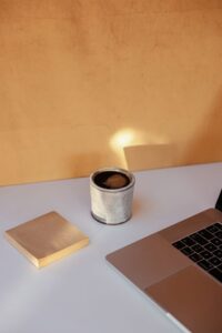 Rutinas simples para empezar y terminar tu jornada laboral